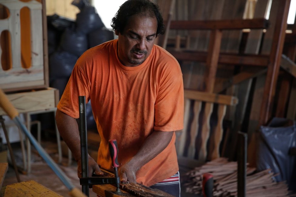 Сезар Кампо на работе плотником