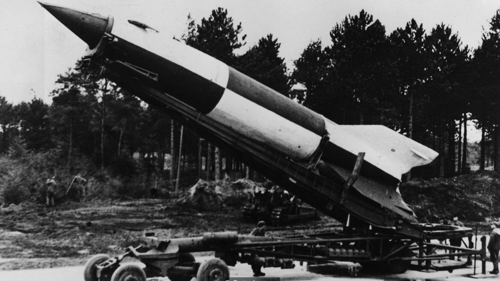 Muchos científicos alemanes que ayudaron a la NASA a enviar al hombre a la Luna habían trabajado previamente en el desarrollo de cohetes V-2 para los nazis,