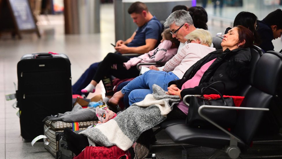 Пассажиры спят в терминале