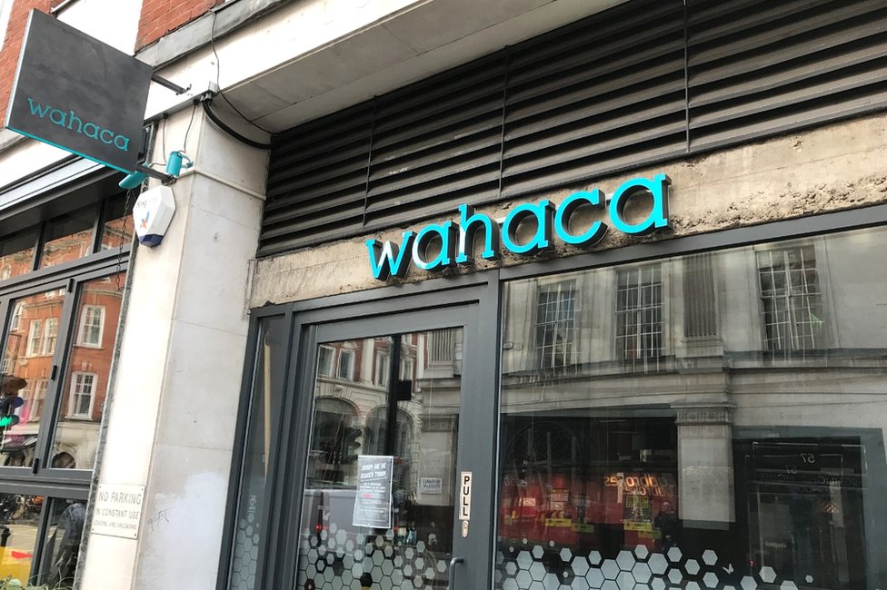 Знак ресторана Wahaca