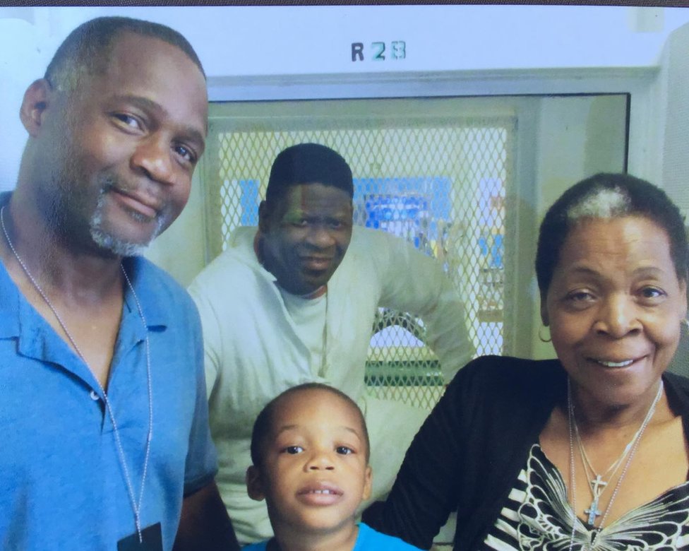 Родрик Рид и его семья навещают Родни Рида в тюрьме