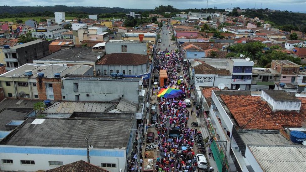 Vista aérea de manifestação em cidade