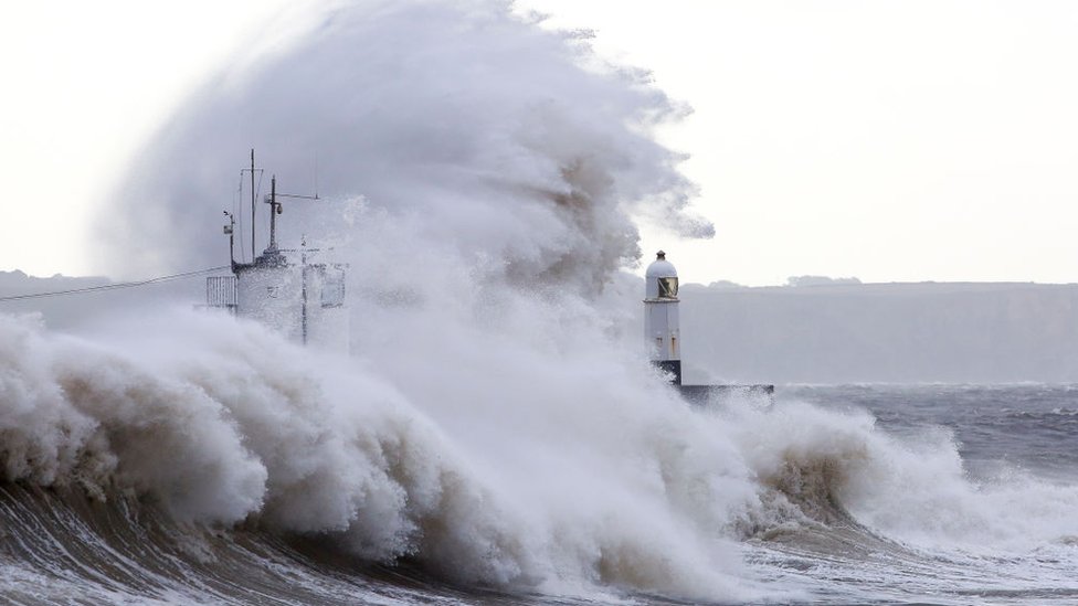 Волны, ударяющиеся о морскую стену в Портколе