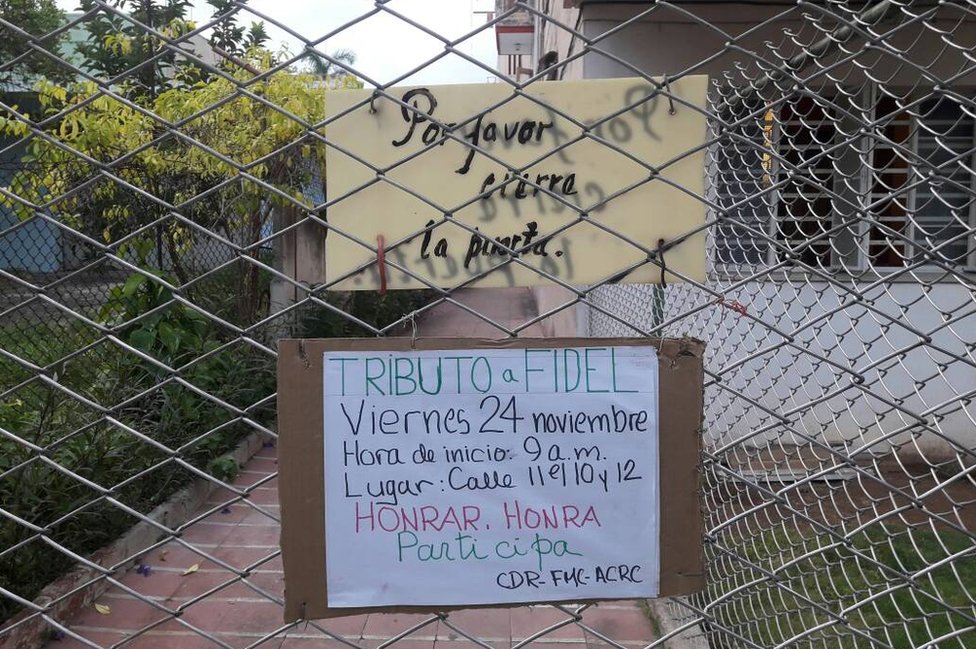 Por todo el vecindario cuelgan carteles que anuncian un homenaje a Fidel Castro. Foto: Abraham Jiménez Enoa. Un cartel que anuncia un tributo a Fidel a un año de su muerte.