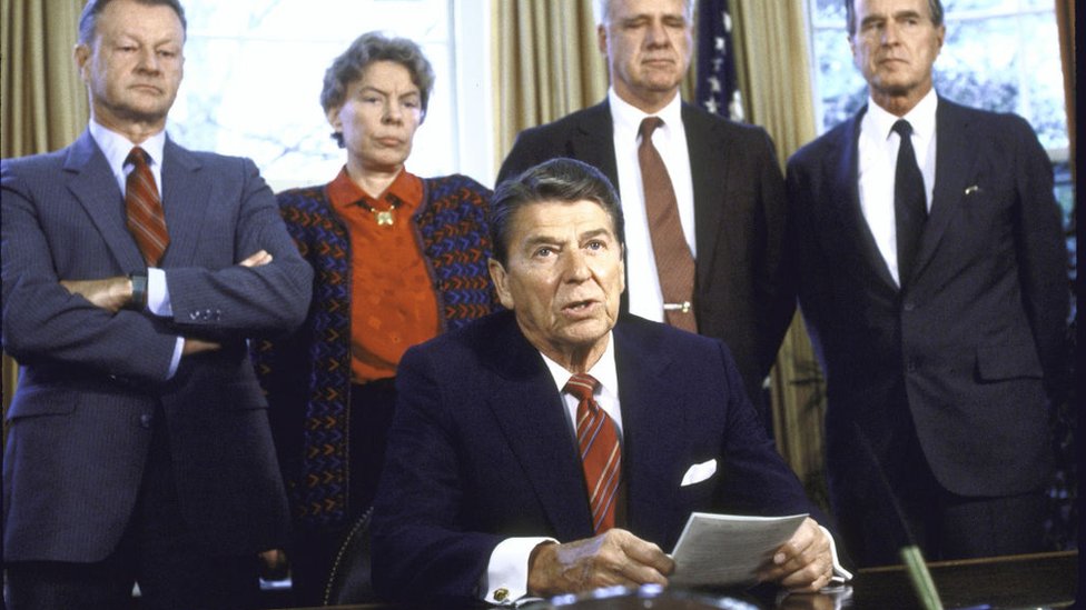 Ronald Reagan junto a miembros de su gobierno.