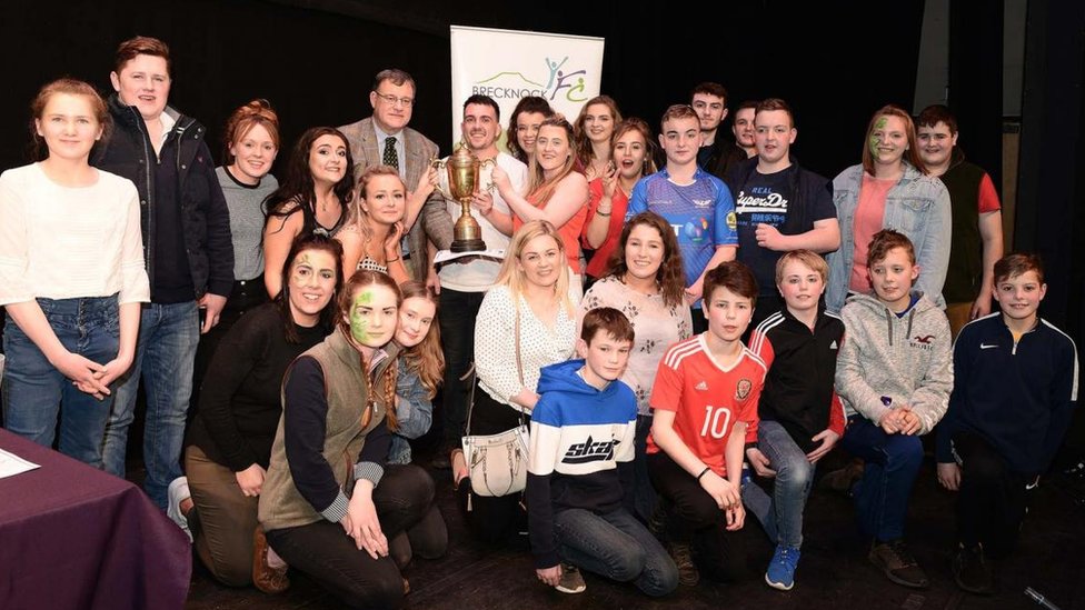 Участникам Erwood YFC Cast вручают победный трофей на финале панто-финала YFC в Брекнокшире