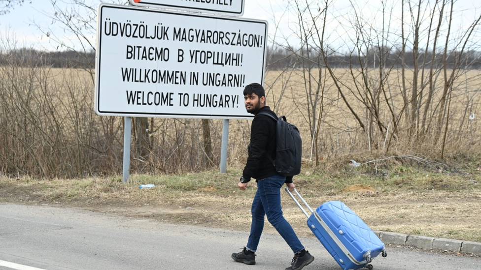 Estudante indiano vai a pé para a fronteira com a Hungria