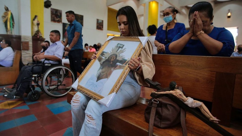 Feligreses asisten a una misa en la Catedral Metropolitana de Managua, Nicaragua, el 12 de febrero de 2023.