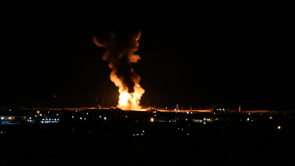 Огненный шар виден на юге сектора Газа после авиаудара Израиля (6 февраля 2020 г.)