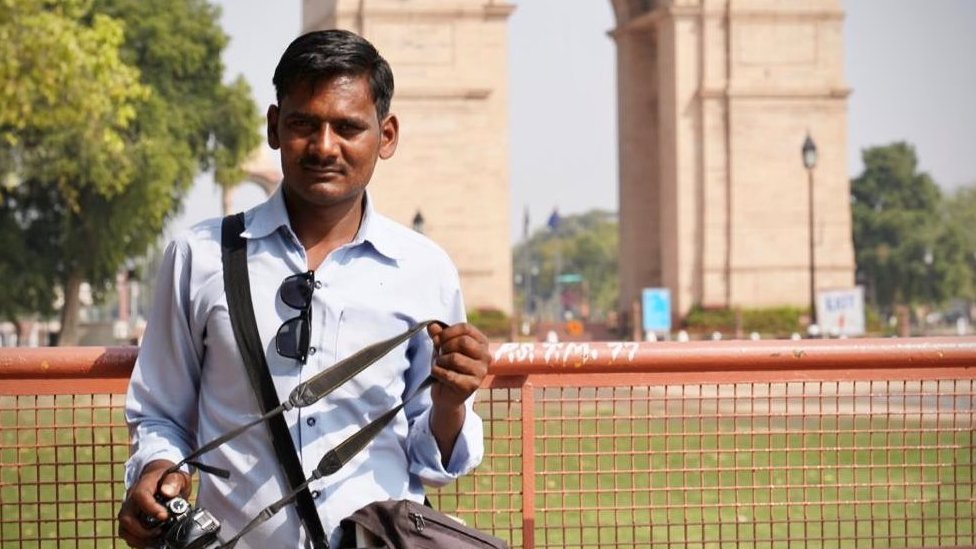 Теджпал Кашьяп, фотограф, у знаменитых Ворот Индии в Дели,