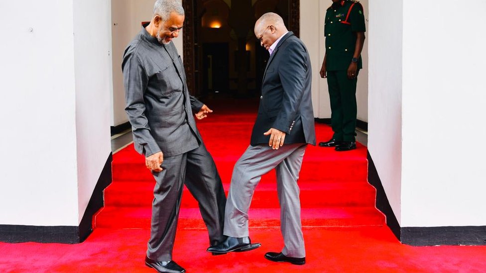 Магуфули обменивается приветствием ногами с оппозиционным политиком Маалимом Сеиф Шариф Хамад