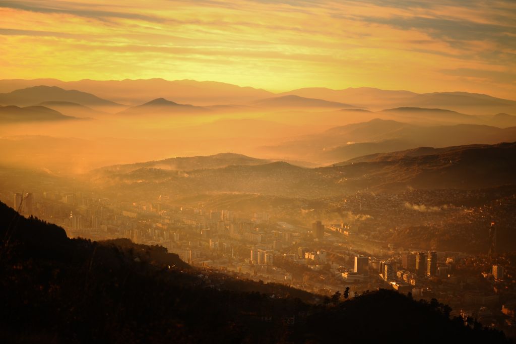 Vista panorámica de Sarajevo en el atardecer.