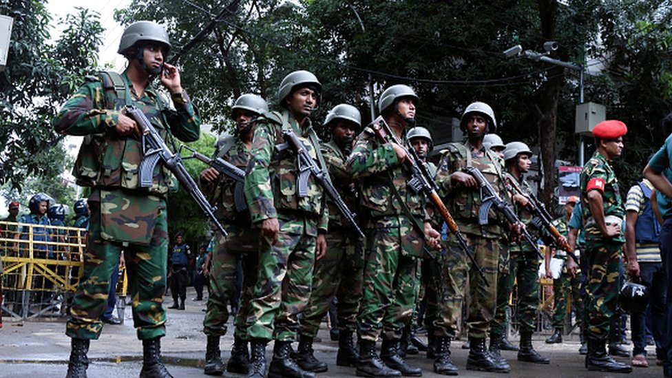 Бангладешские солдаты стоят на страже в столице Дакке