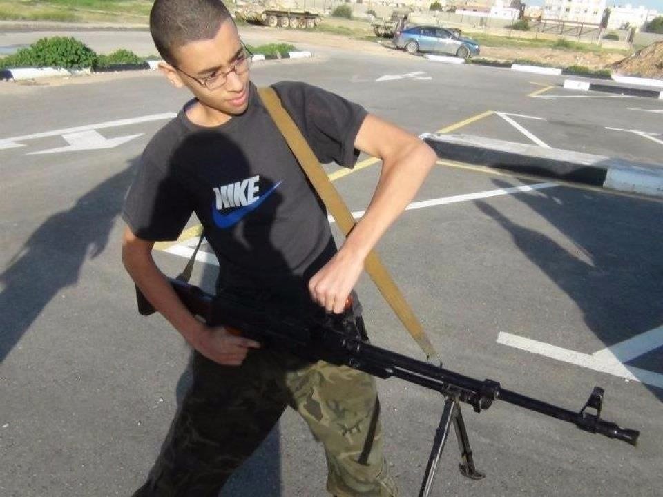 Изображение Хашема Абеди со страницы его отца в Facebook показывает, как он размахивает большим пистолетом