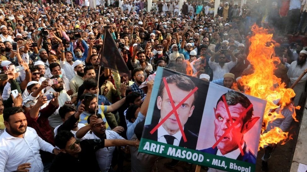 Aksi mengecam Macron di India