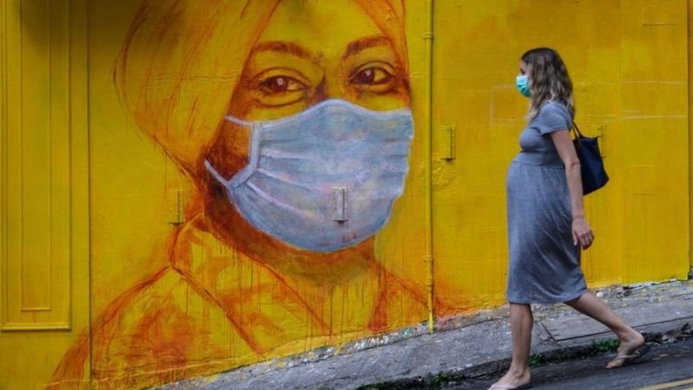 Mujer con mascarilla.