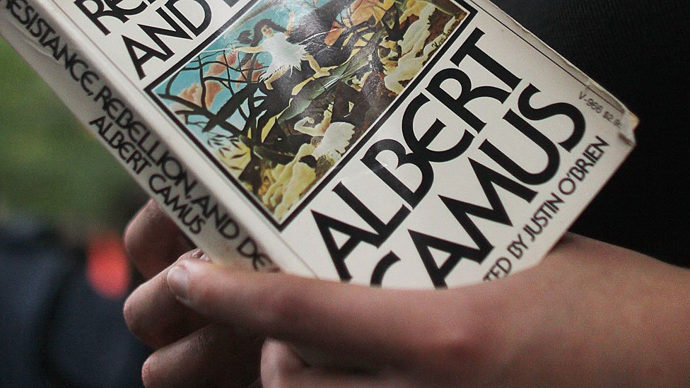 Camus escribió novelas como "El extranjero", "La caída" y "La peste" y textos como "El hombre rebelde", "El revés y el derecho" y "Reflexiones sobre la guillotina". Libro de Albert Camus