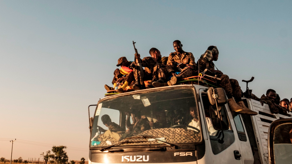 Эфиопские солдаты на кузове грузовика на дороге недалеко от города Хумера, Эфиопия - 21 ноября 2020 года
