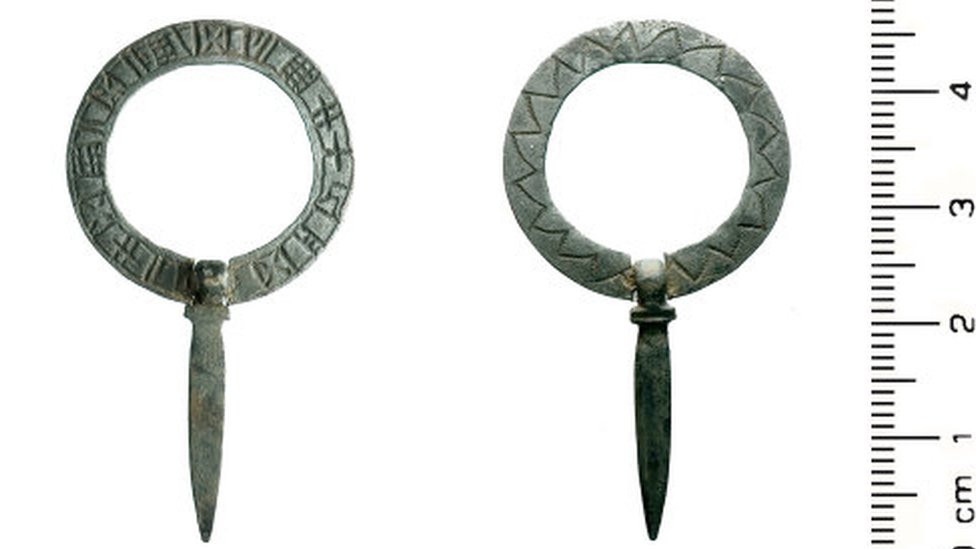 Средневековая серебряная кольцевая брошь