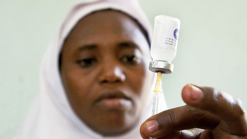 Una enfermera preparando una vacuna en Nigeria