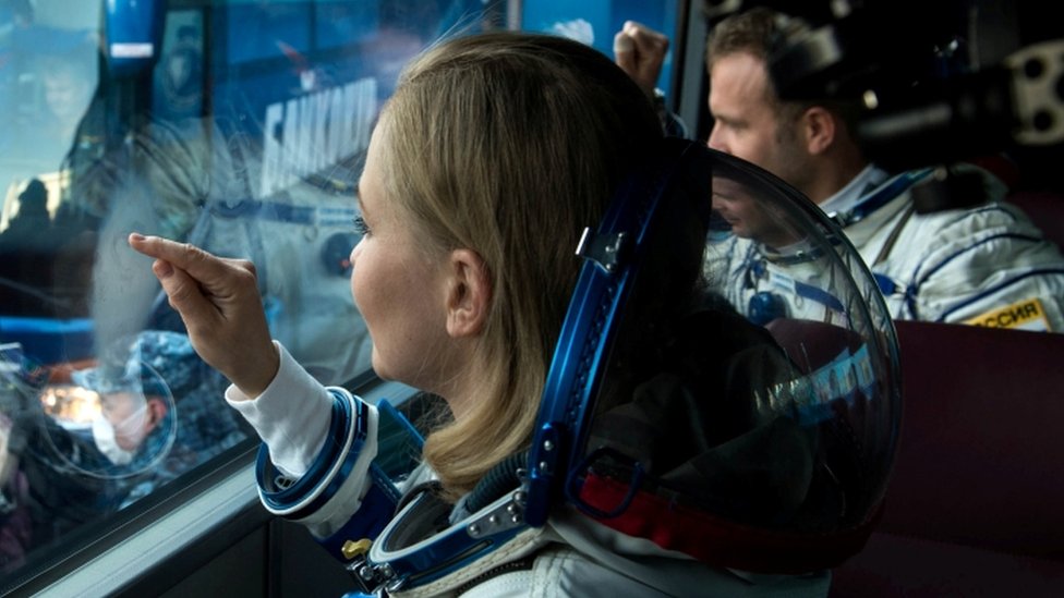 طاقم سينمائي روسي يعود إلى الأرض بعد تصوير أول فيلم في الفضاء