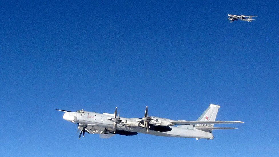 Пара самолетов «Русский медведь» на снимке с тайфуна Королевских ВВС во время перехвата в сентябре 2014 г.