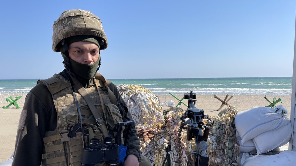 Soldado ucraniano en playa de Odesa