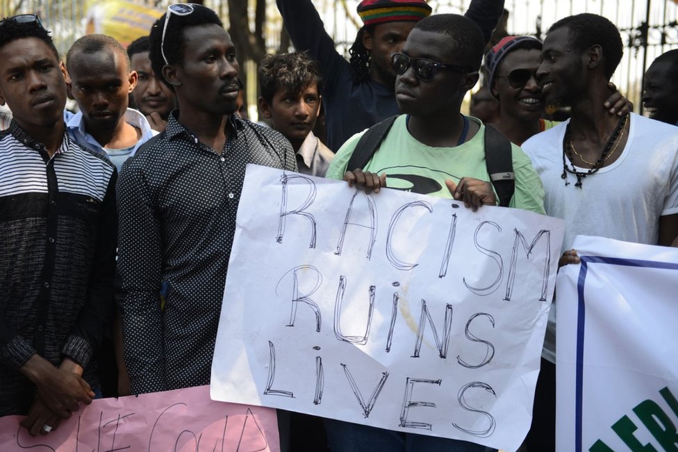 Члены Ассоциации африканских студентов держат плакаты во время акции протеста в Хайдарабаде 6 февраля 2016 г.