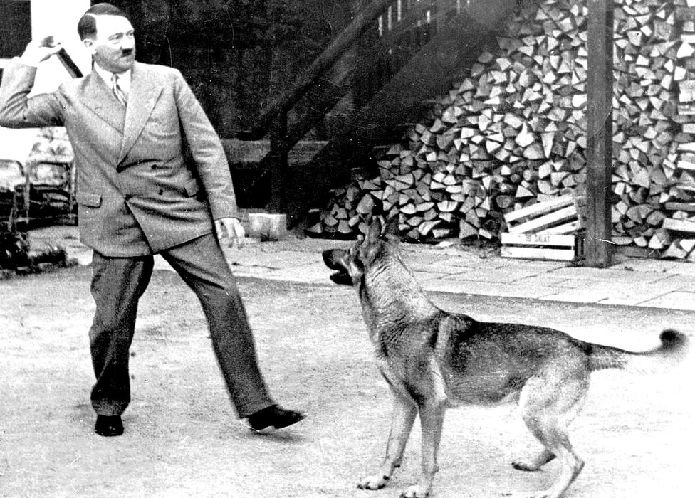Hitler jugando con un perro