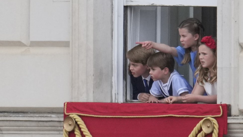 George, Louis, Charlotte y su prima segunda Mia Grace Tindall miran la ceremonia desde una ventana del Palacio de Buckingham.