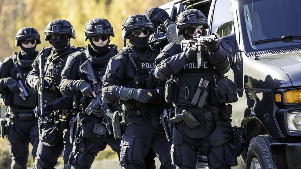 Policías del equipo SWAT.