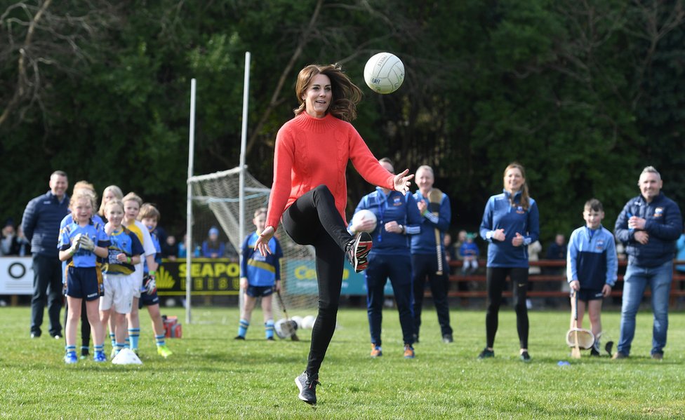 Кейт играет в гэльский футбол во время визита в клуб Salthill Knocknacarra GAA