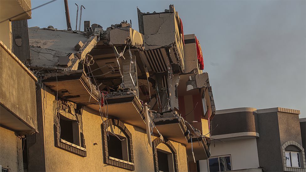 Поврежденный жилой дом в городе Газа в результате авиаудара Израиля, в результате которого погиб лидер палестинского Исламского джихада Баха Абу аль-Ата (12 ноября 2019 г.)