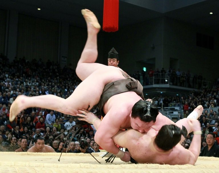 Los entrenamientos de los luchadores son como un régimen militar y las categorías menores no cuentan con un salario. (Foto: JIJI PRESS/AFP/Getty Images) Lucha de sumo. (Foto: JIJI PRESS/AFP/Getty Images)