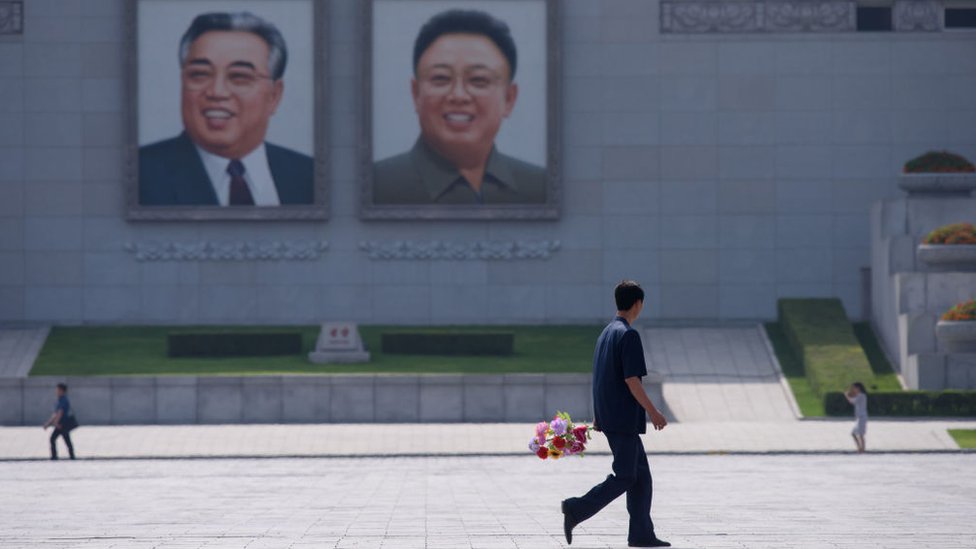 Según Sigley, la propaganda estatal está presente por todas partes en las calles de Pyongyang.