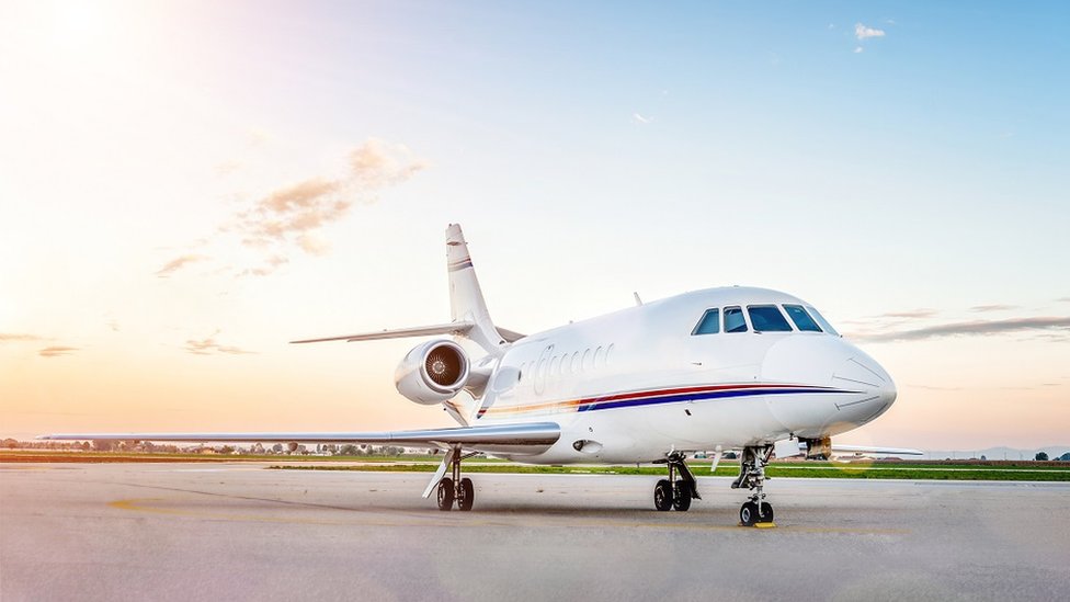 Pesawat jet pribadi nan mewah terparkir di sebuah bandara
