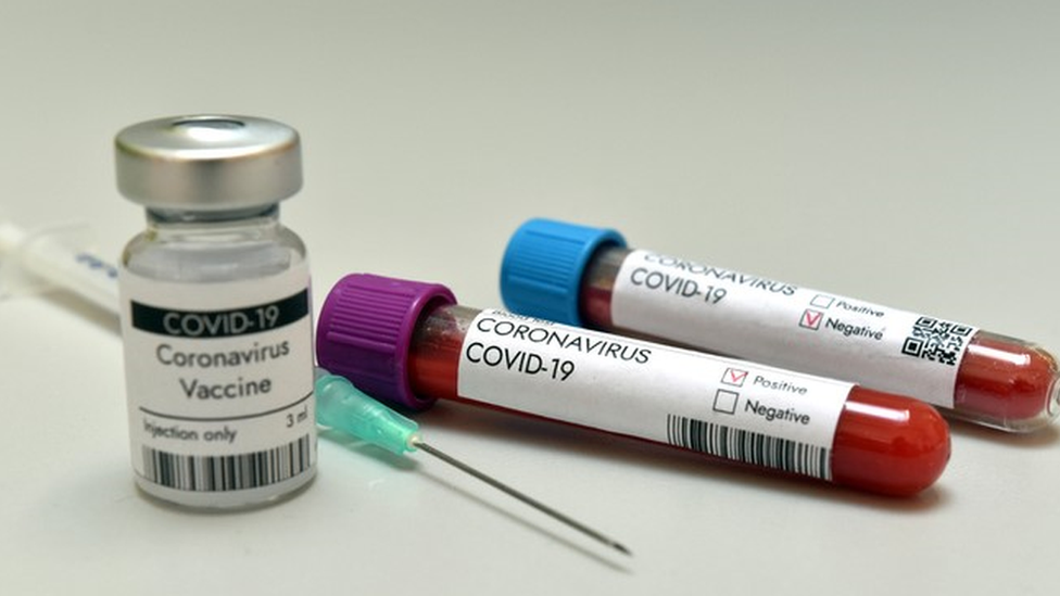 Foto de uma ampola, uma seringa e dois tubos de sangue