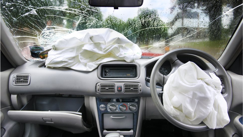 Los airbags de un vehículo después de un accidente.