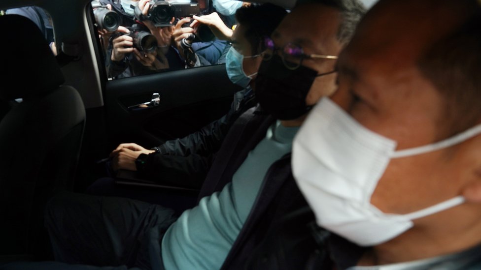 香港警方拘捕五十多名參加去年民主派初選的人士，包括參與統籌去年民主派初選的戴耀庭（圖中）。