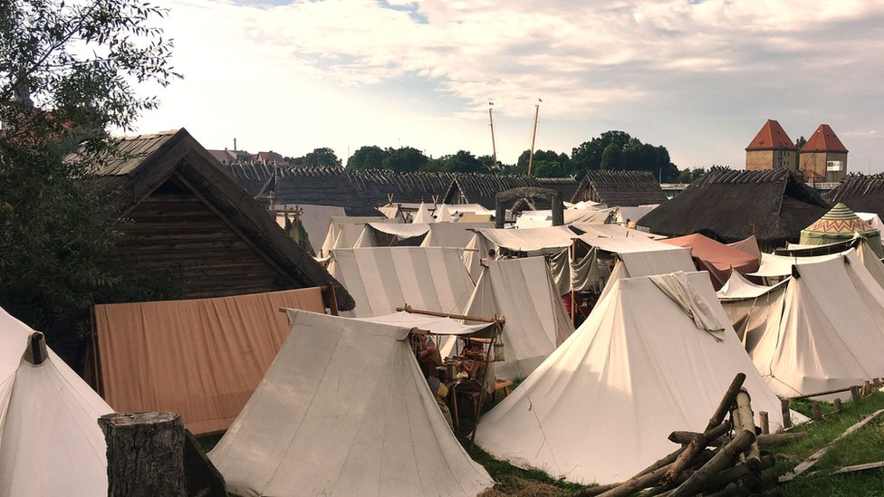 Cientos acuden a revivir el pasado y a muchos les ayuda a lidiar con el presente. Aldea vikinga en Polonia