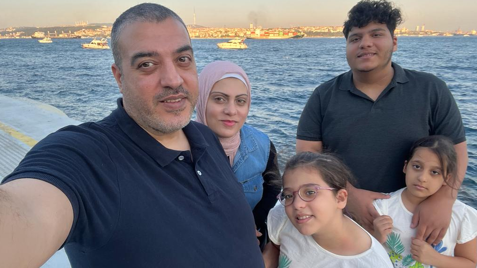 Novinar BBC-ja Rušdi Abaluf sa suprugom, sinom i dve ćerke