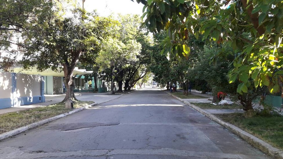 La cuadra hoy parece otra. No está custodiada por soldados en sus esquinas ni se nota el ajetreo constante de los militares en el vecindario. Foto: Abraham Jiménez Enoa. Calle de el Vedado.