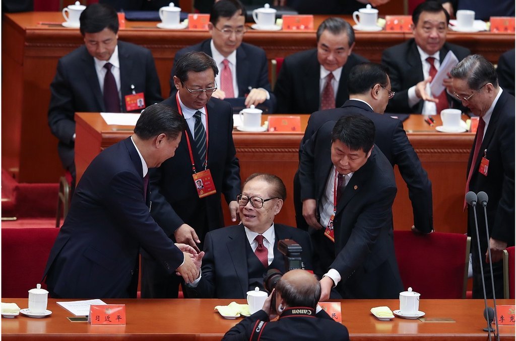 2017年10月18日，在北京人民大會堂舉行的中共第十九次代表大會開幕式上，習近平與中國前國家主席江澤民（右）握手。