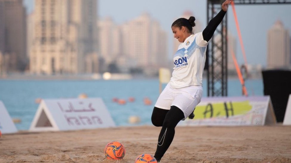 Defensora de la selección nacional femenina de Qatar, Hajar Saleh