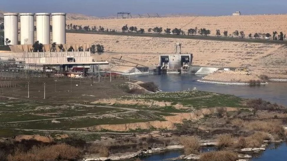 صورة من الأرشيف لسد الموصل القائم على نهر دجلة في فبراير/شباط 2016