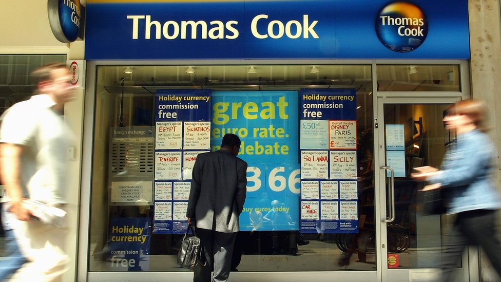 Мужчина смотрит на витрину туристического агентства Thomas Cook 28 июля 2003 года в Лондоне, Англия.