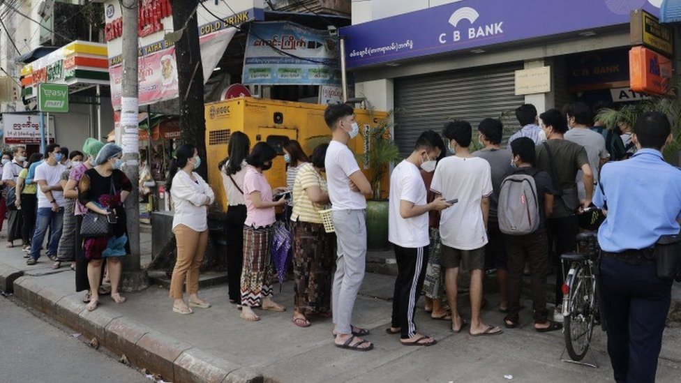 Warga Myanmar mengantre ATM