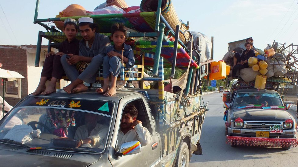 Familias huyendo del Talibán en Pakistán en 2014.