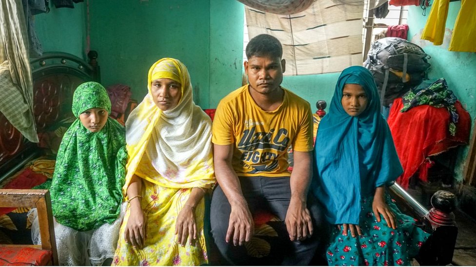 Фатема Бегум с мужем и двумя детьми Монира, 9 лет, Шормила, 7 лет,