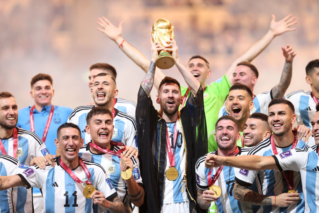ภาพ ลิโอเนล เมสซี ของอาร์เจนตินา ชูถ้วยแชมป์ฟุตบอลโลก กลายเป็นช่วงเวลาที่ไม่เหมือนใคร